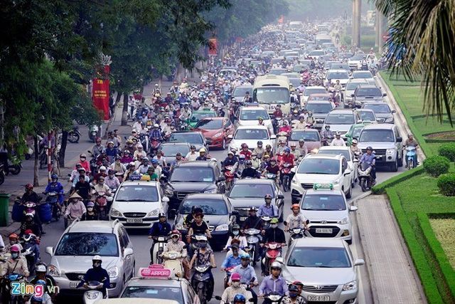 Ùn tắc giao thông trở thành thách thức lớn với thủ đô Hà Nội. Ảnh: Lê Hiếu.